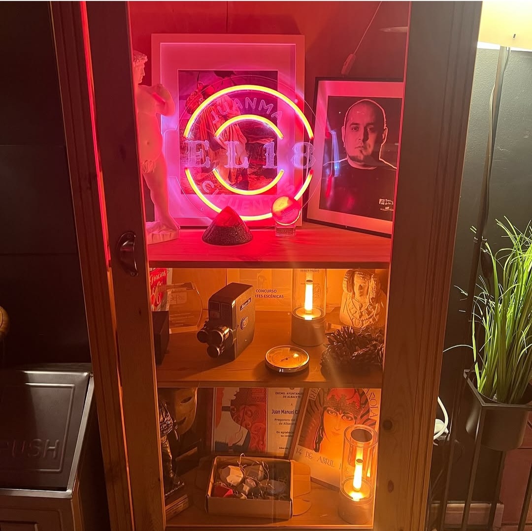 Vitrina con letrero neón EL 18 y recuerdos escénicos