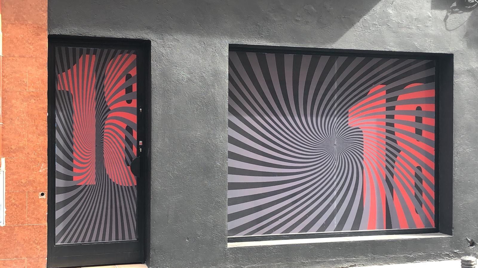 Fachada de El 18 con el vinilo artístico en espiral