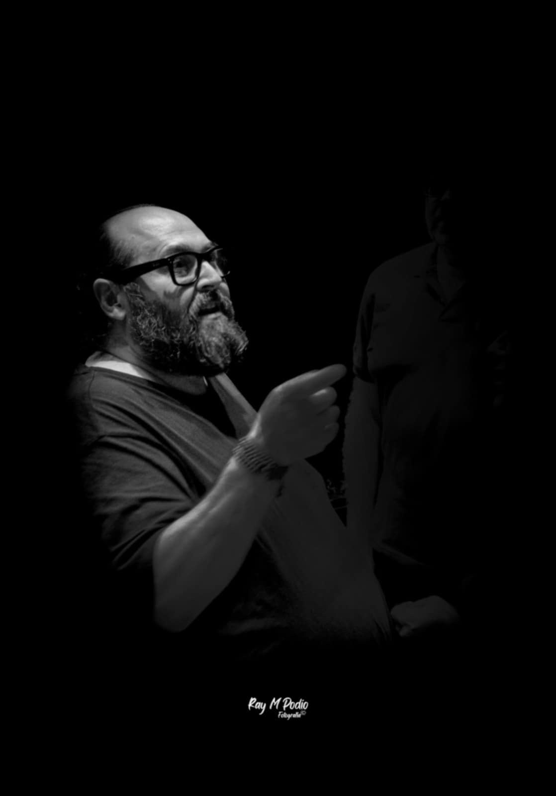 Juanma Cifuentes en ensayo teatral, fotografía de Ray M Podio
